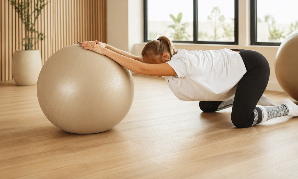 mujer haciendo pilates terapeutico para la fibromialgia en palma de mallorca