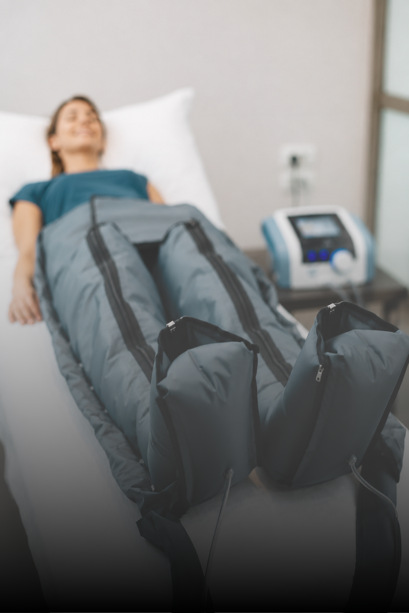 maquina de presoterapia aplicada a una mujer con retencion de liquidos