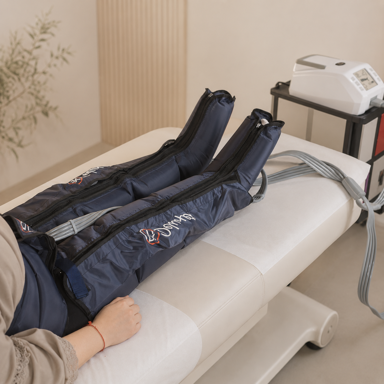 mujer haciendose presoterapia para piernas pesadas y edema postquirúrgico en palma de mallorca