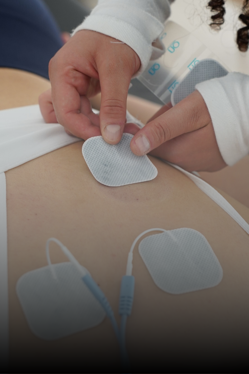 persona recibiendo tratamiento de electroterapia en su domicilio en palma de mallorca