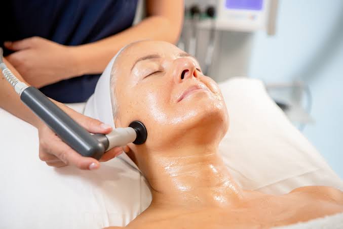 Fisioterapeuta haciendo tratamiento de radiofrecuencia estetica facial en Palma de Mallorca