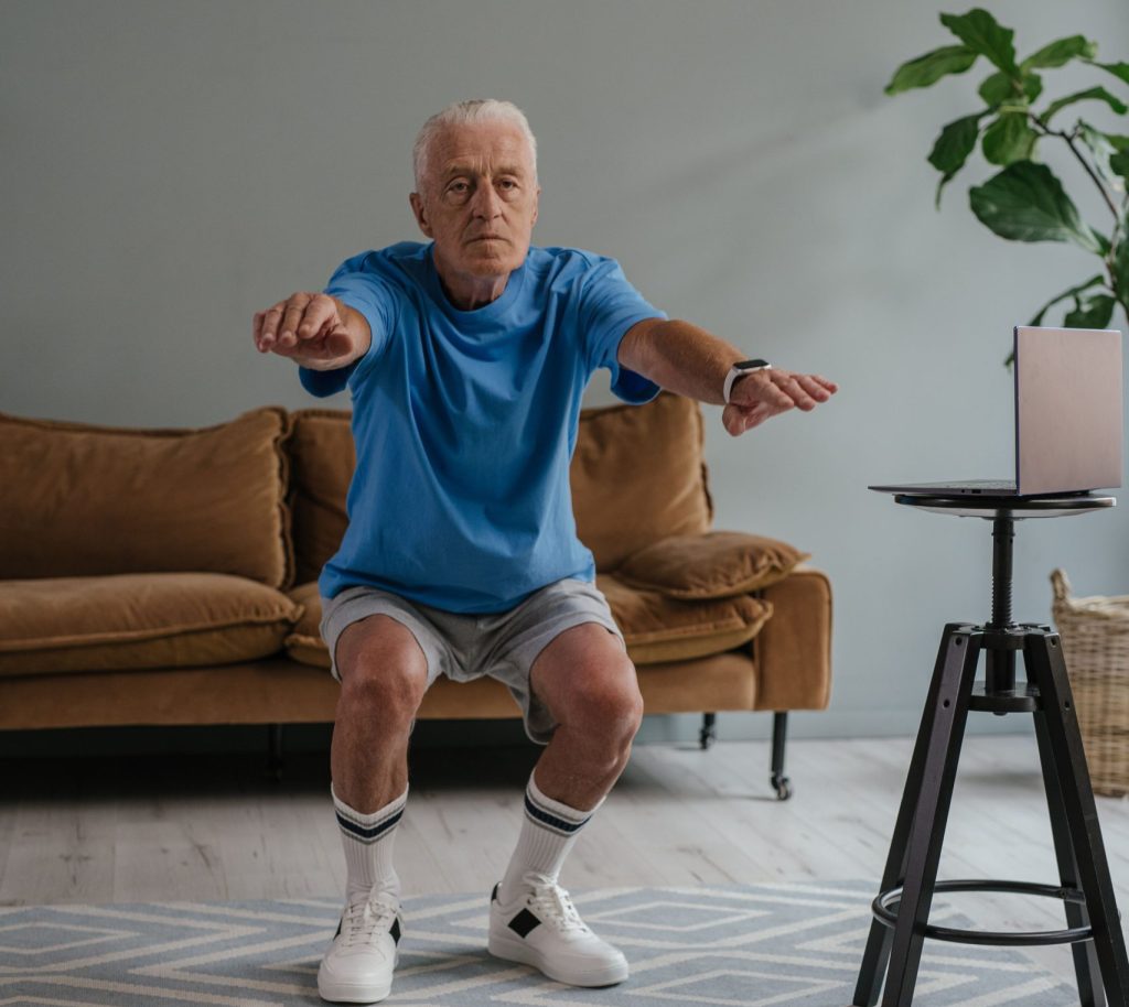 anciano haciendo ejercicio terapeutico en su domicilio palma de mallorca